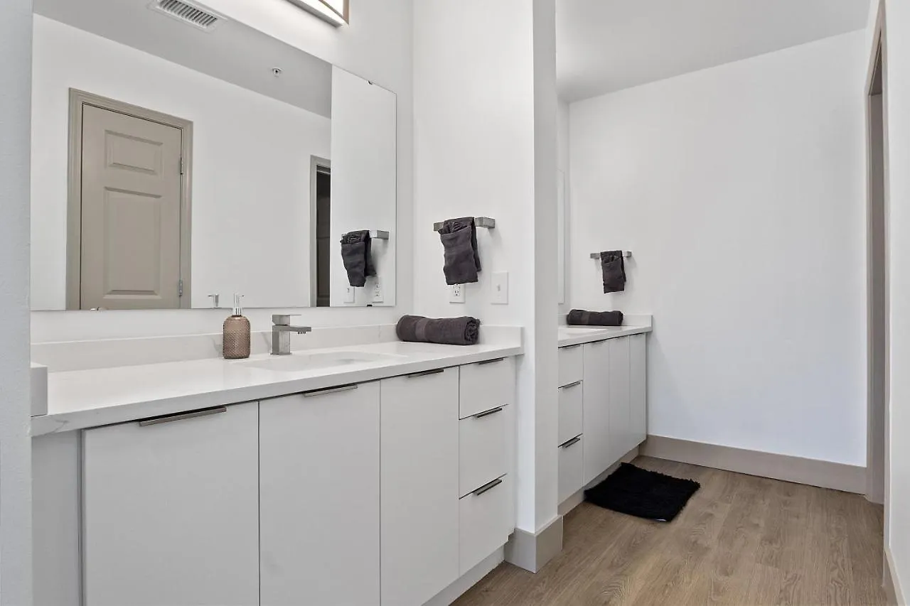 Apartamento Carolina Cove - Free Parking, Spacious, City Views Charlotte Estados Unidos da América